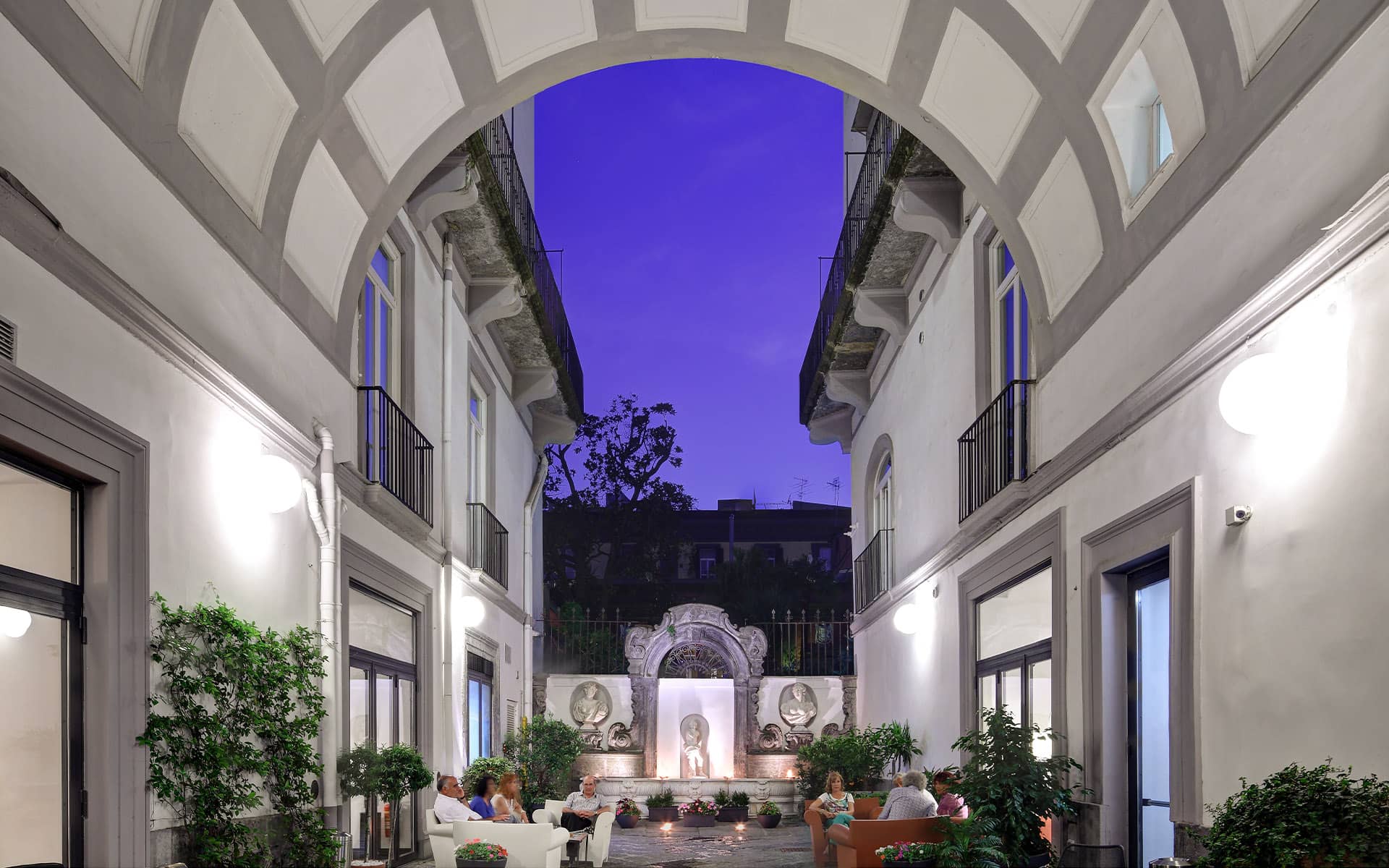 Hotelpiazzabellini Napoli Cortile 02